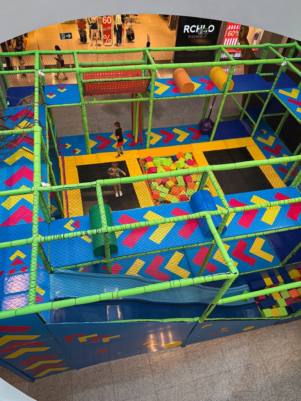 3 Vista superior do brinquedão do Zoe Park, com trampolins e labirinto