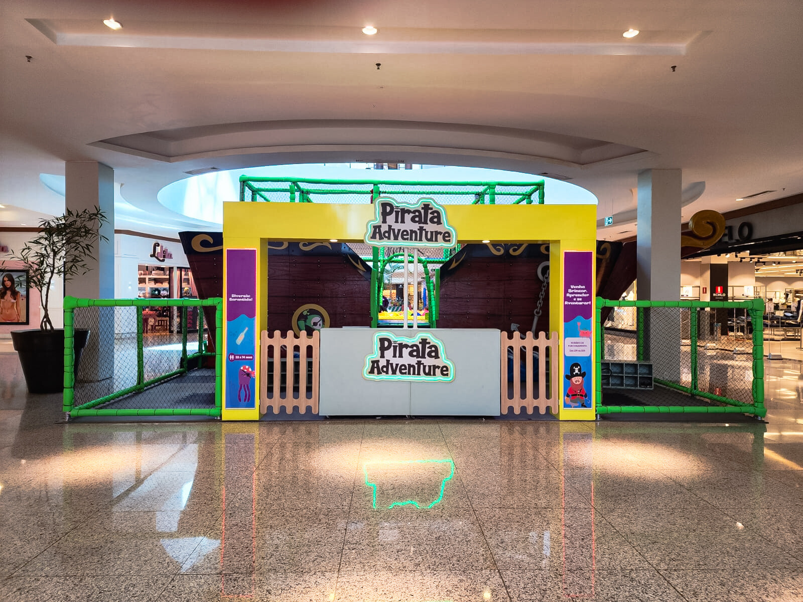 5 Entrada do parque Pirata Adventure montado na praça central de um shopping